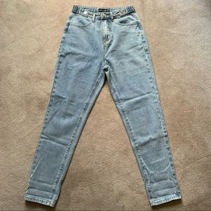 prettylittlething light wash mom jeans size us 4